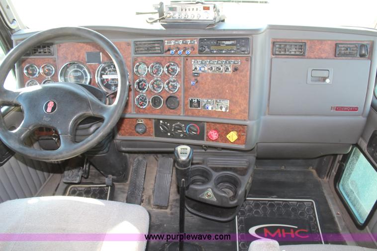image for item H1390 2005 Kenworth T600 semi truck
