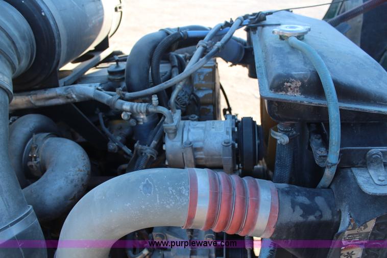 image for item H1390 2005 Kenworth T600 semi truck