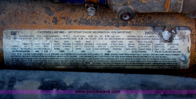 image for item H1390 2005 Kenworth T600 semi truck