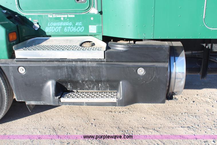 image for item H1390 2005 Kenworth T600 semi truck