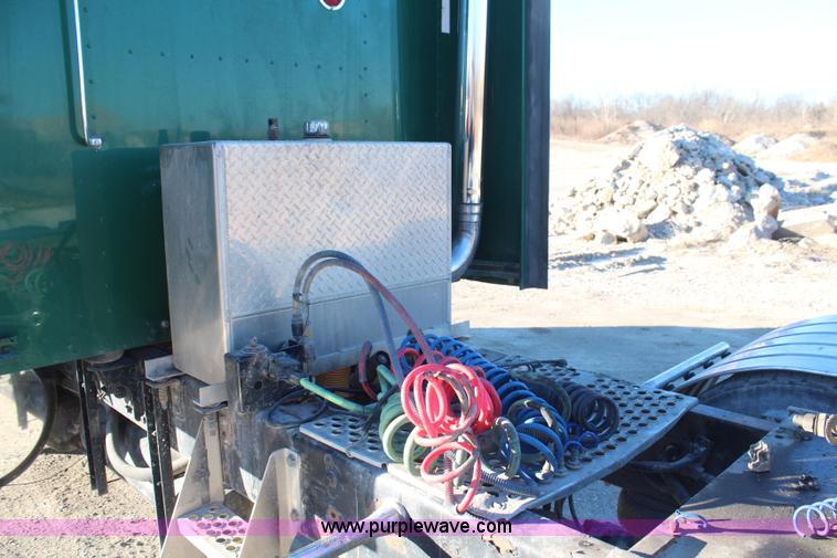 image for item H1390 2005 Kenworth T600 semi truck