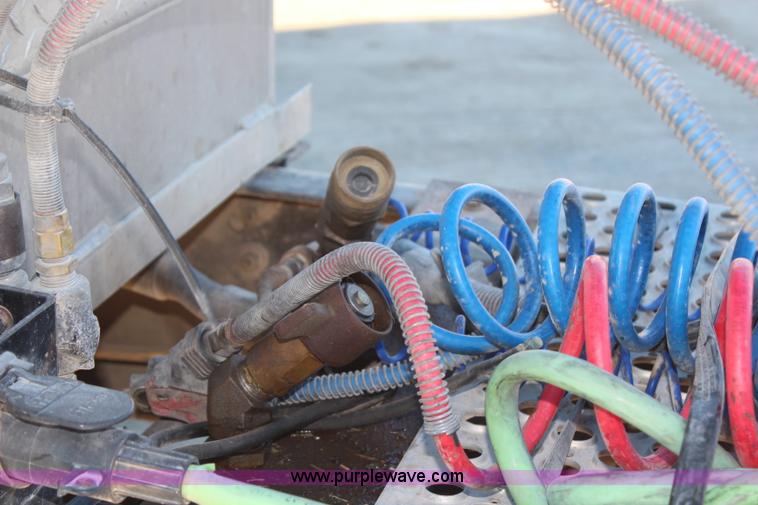 image for item H1390 2005 Kenworth T600 semi truck