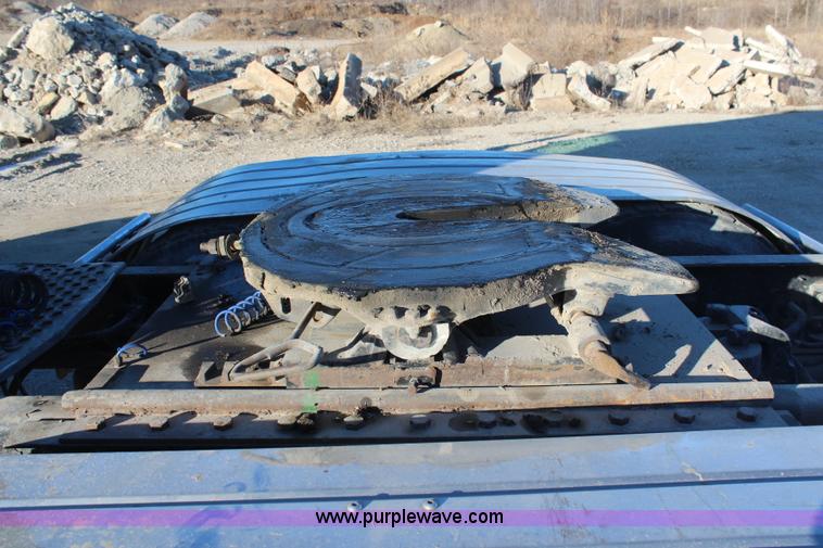 image for item H1390 2005 Kenworth T600 semi truck