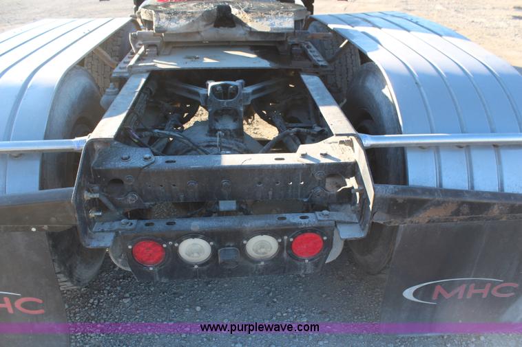 image for item H1390 2005 Kenworth T600 semi truck