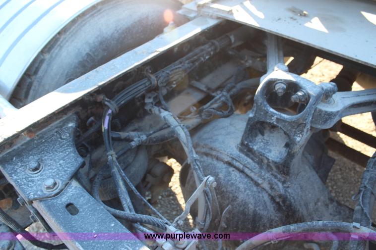 image for item H1390 2005 Kenworth T600 semi truck