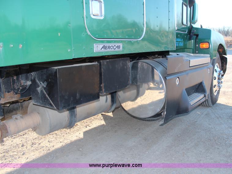 image for item H1390 2005 Kenworth T600 semi truck