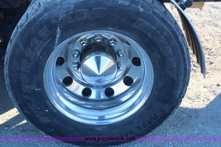 image for item H1390 2005 Kenworth T600 semi truck