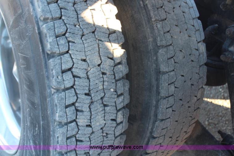 image for item H1390 2005 Kenworth T600 semi truck