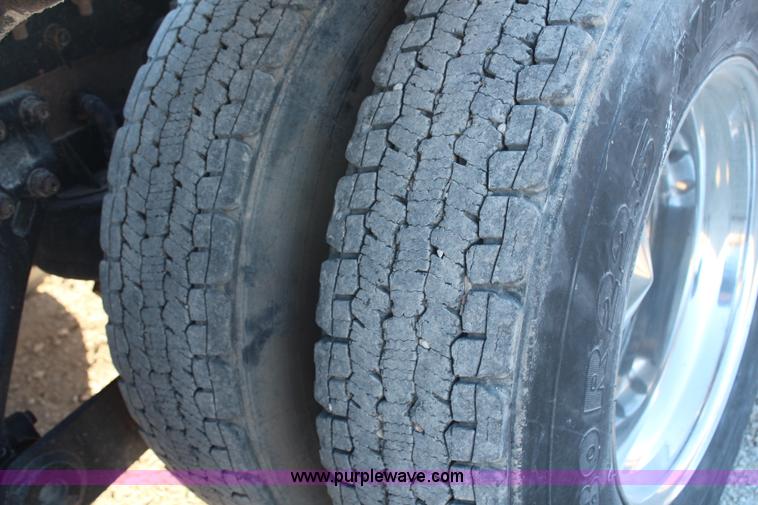 image for item H1390 2005 Kenworth T600 semi truck