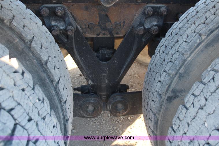 image for item H1390 2005 Kenworth T600 semi truck