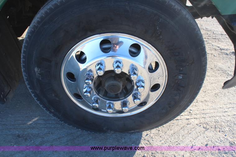 image for item H1390 2005 Kenworth T600 semi truck