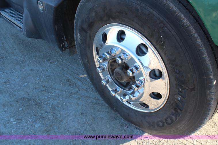 image for item H1390 2005 Kenworth T600 semi truck