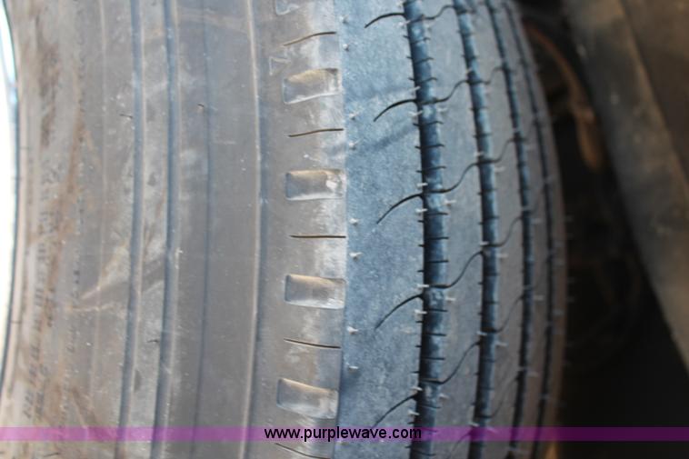 image for item H1390 2005 Kenworth T600 semi truck