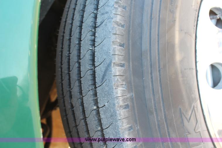 image for item H1390 2005 Kenworth T600 semi truck