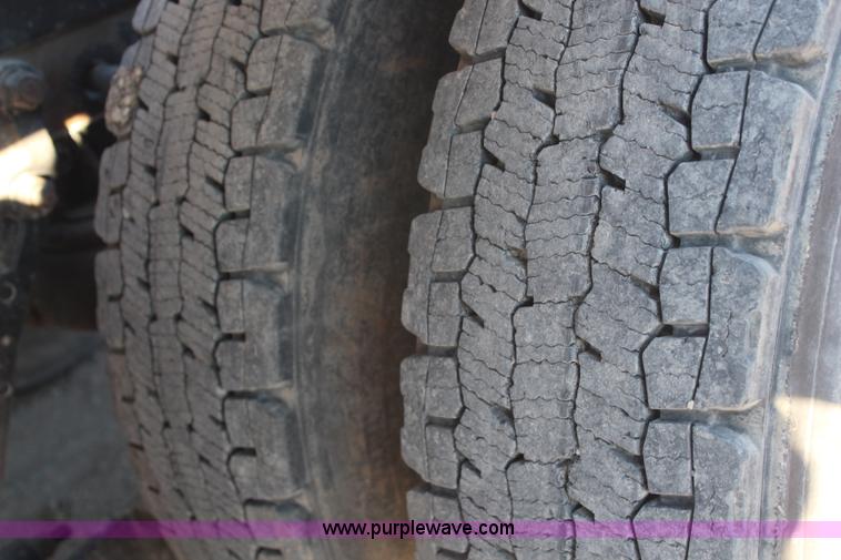 image for item H1390 2005 Kenworth T600 semi truck