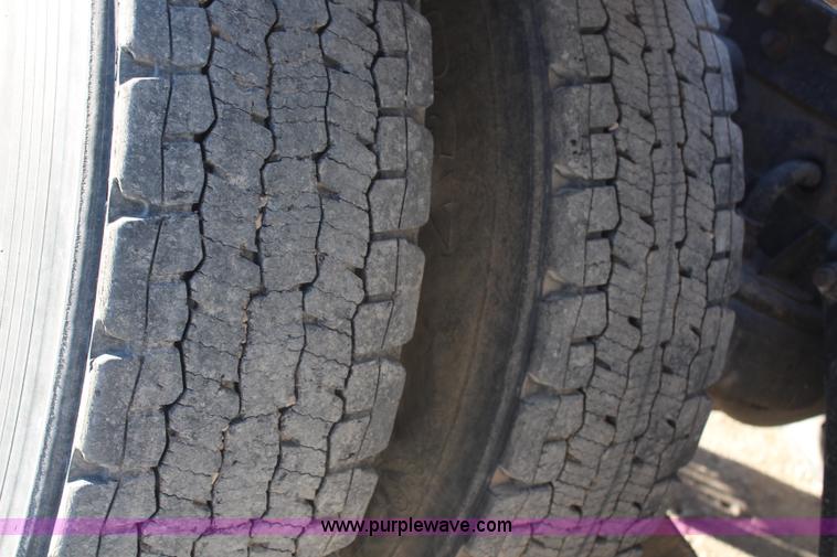 image for item H1390 2005 Kenworth T600 semi truck