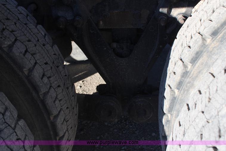 image for item H1390 2005 Kenworth T600 semi truck