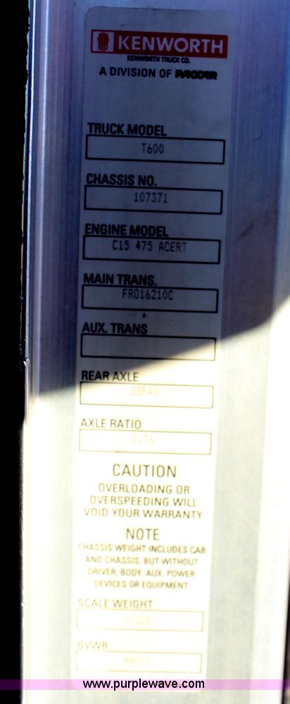 image for item H1390 2005 Kenworth T600 semi truck