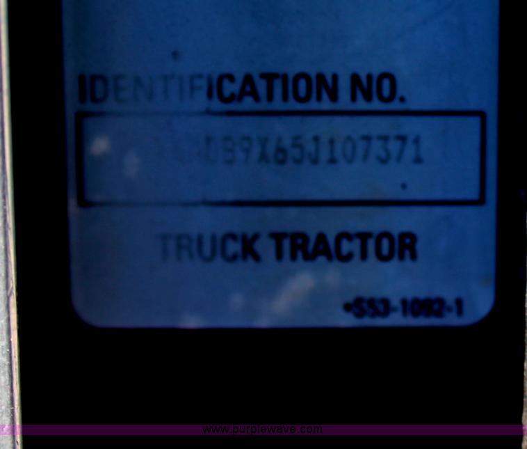 image for item H1390 2005 Kenworth T600 semi truck