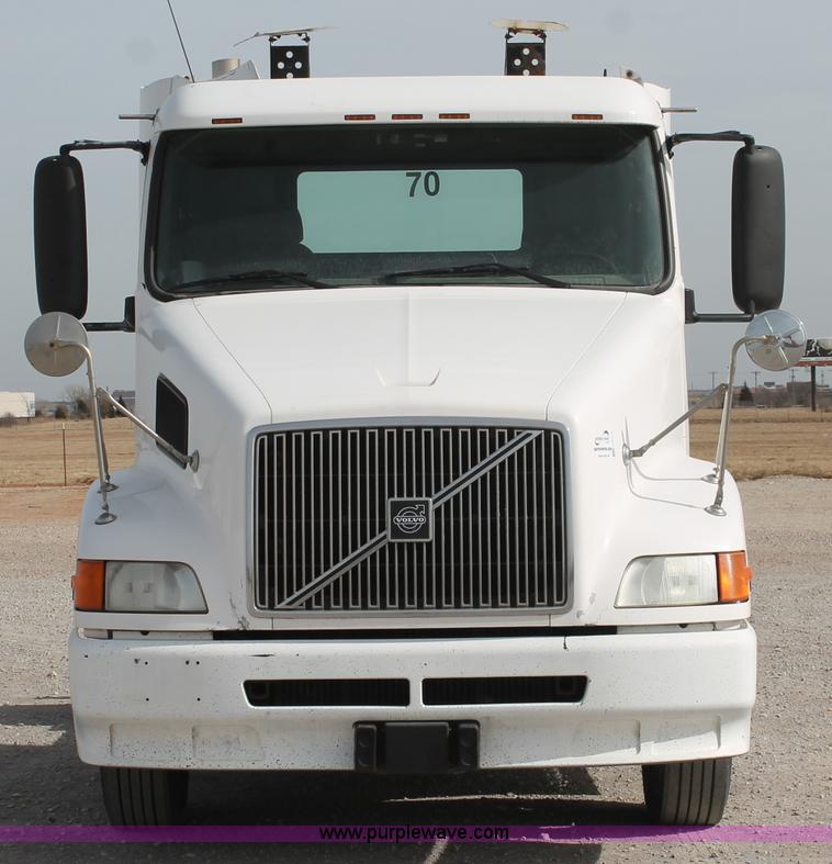 image for item H8318 2003 Volvo VNL semi truck