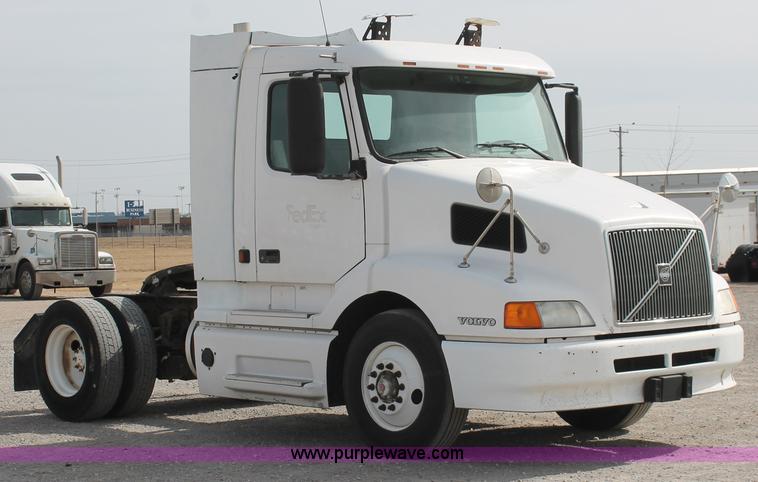 image for item H8318 2003 Volvo VNL semi truck