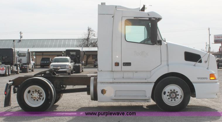 image for item H8318 2003 Volvo VNL semi truck
