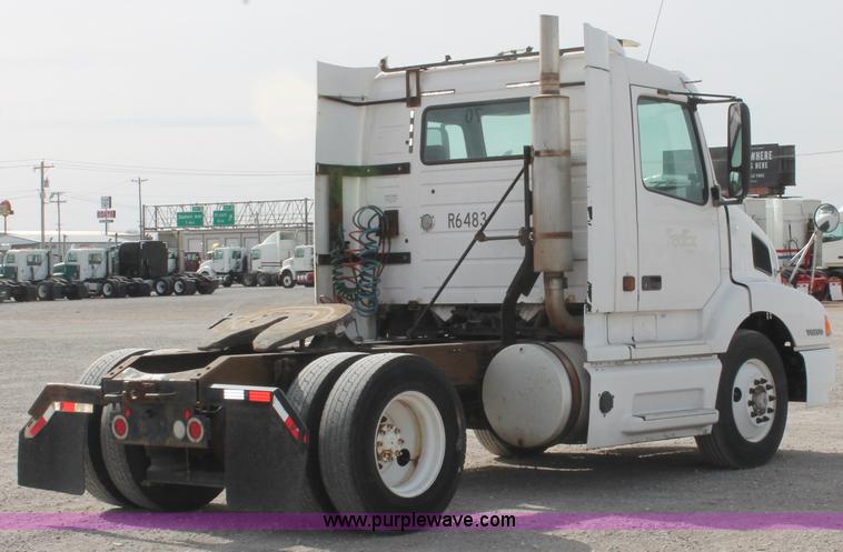image for item H8318 2003 Volvo VNL semi truck