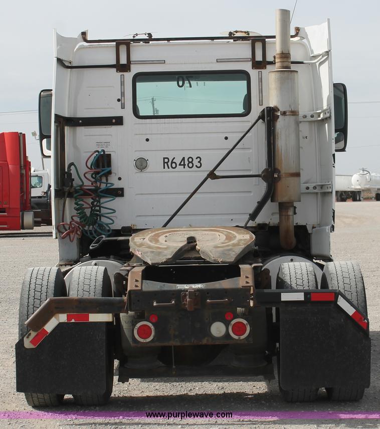 image for item H8318 2003 Volvo VNL semi truck