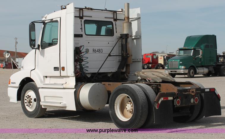 image for item H8318 2003 Volvo VNL semi truck