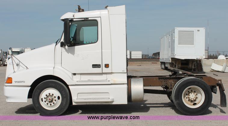 image for item H8318 2003 Volvo VNL semi truck