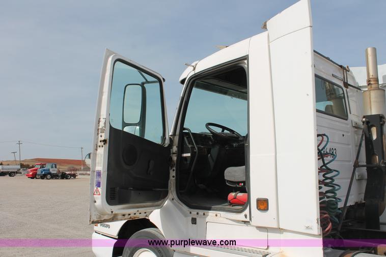 image for item H8318 2003 Volvo VNL semi truck