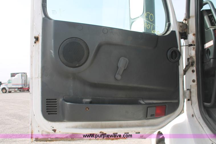 image for item H8318 2003 Volvo VNL semi truck