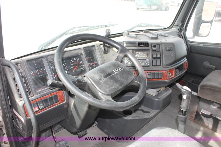 image for item H8318 2003 Volvo VNL semi truck