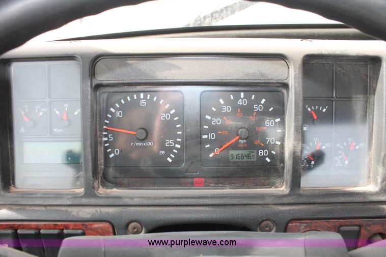 image for item H8318 2003 Volvo VNL semi truck