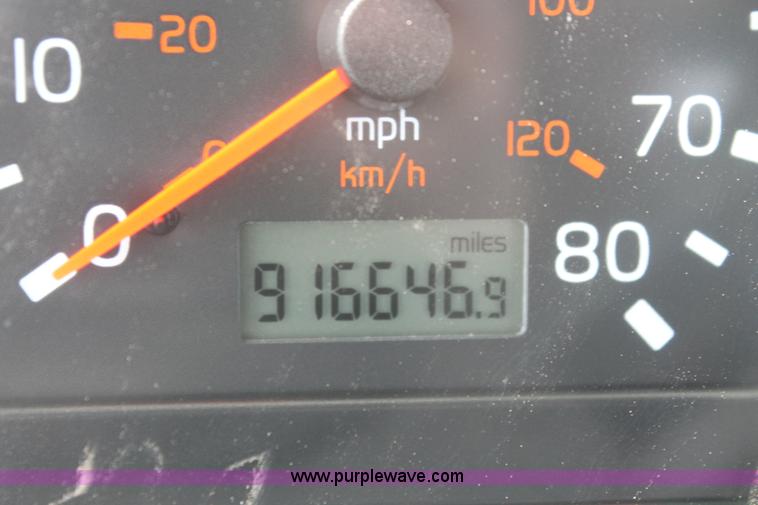 image for item H8318 2003 Volvo VNL semi truck