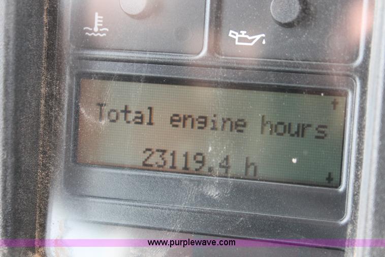 image for item H8318 2003 Volvo VNL semi truck