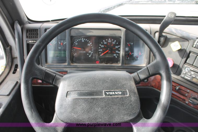 image for item H8318 2003 Volvo VNL semi truck