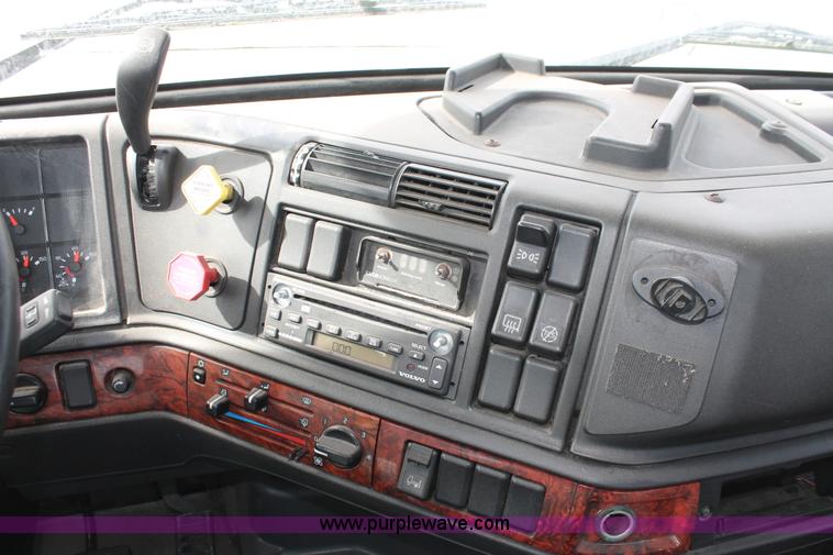 image for item H8318 2003 Volvo VNL semi truck
