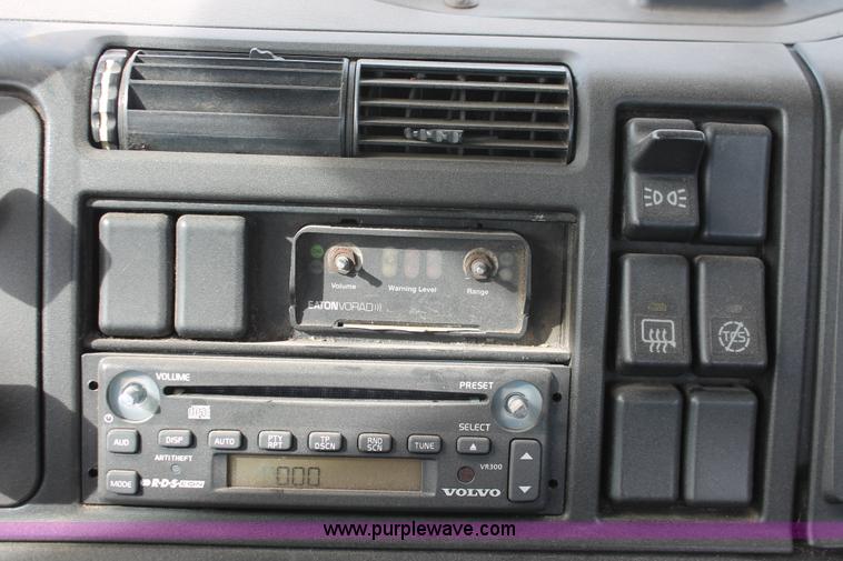 image for item H8318 2003 Volvo VNL semi truck