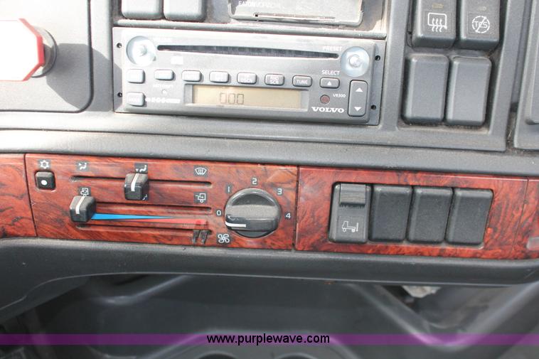 image for item H8318 2003 Volvo VNL semi truck