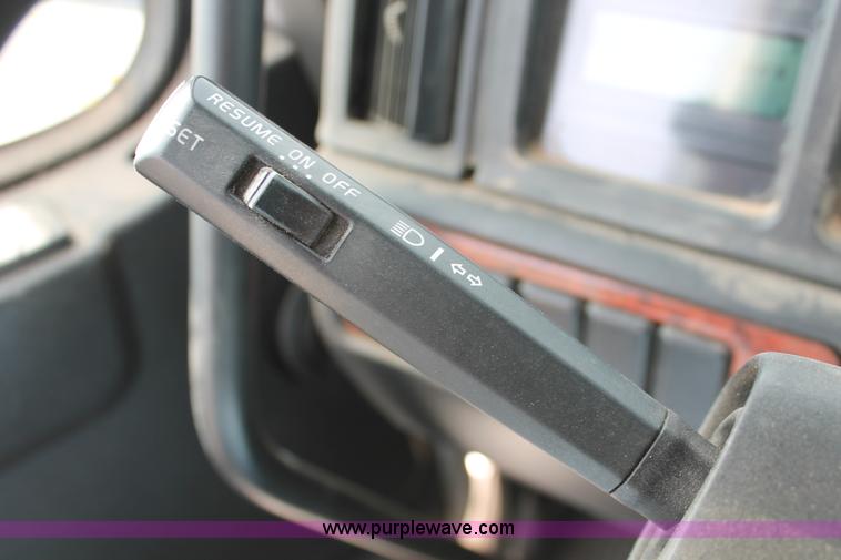 image for item H8318 2003 Volvo VNL semi truck