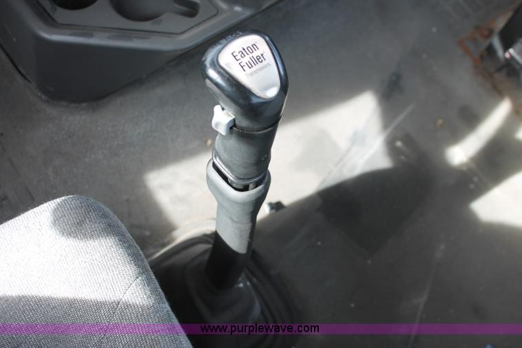 image for item H8318 2003 Volvo VNL semi truck