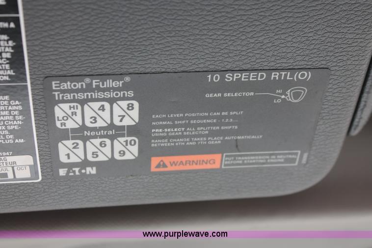 image for item H8318 2003 Volvo VNL semi truck