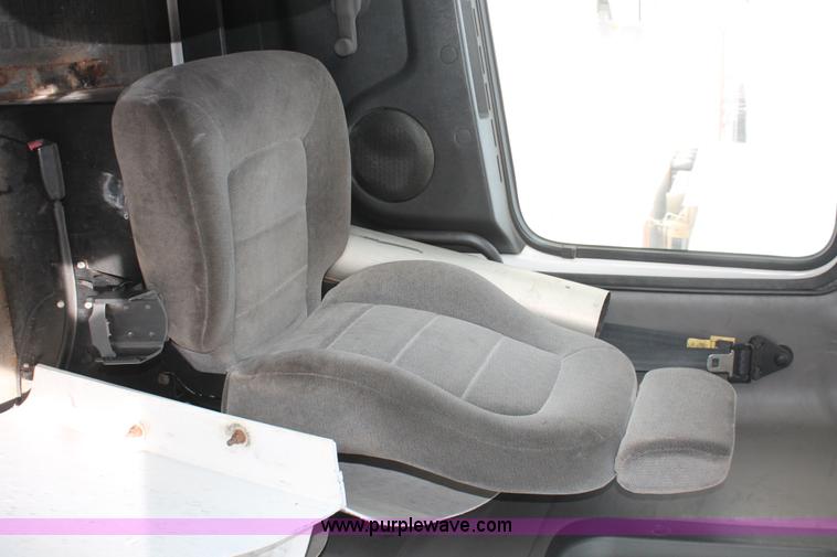 image for item H8318 2003 Volvo VNL semi truck