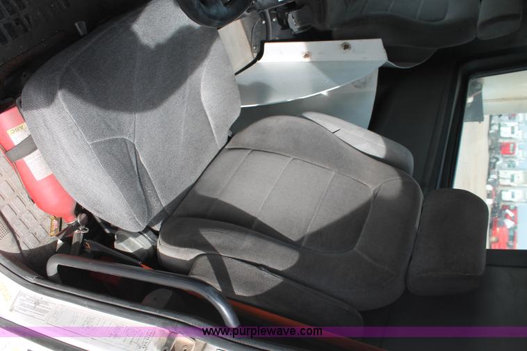 image for item H8318 2003 Volvo VNL semi truck