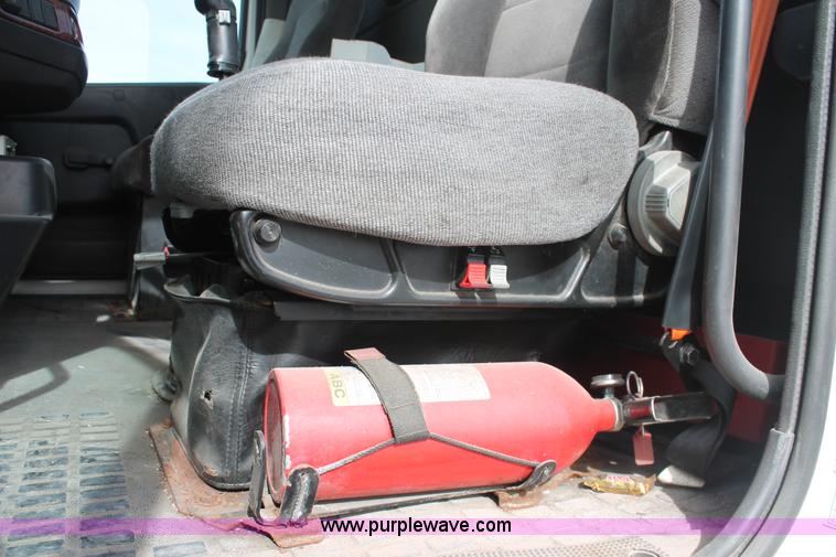 image for item H8318 2003 Volvo VNL semi truck