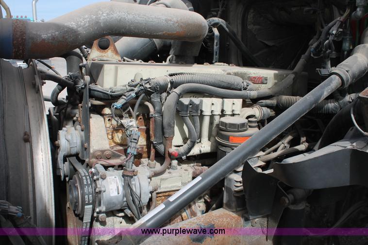 image for item H8318 2003 Volvo VNL semi truck