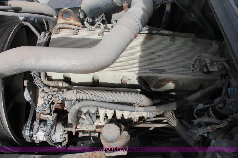 image for item H8318 2003 Volvo VNL semi truck