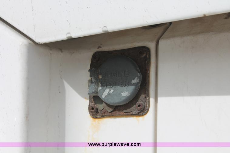 image for item H8318 2003 Volvo VNL semi truck