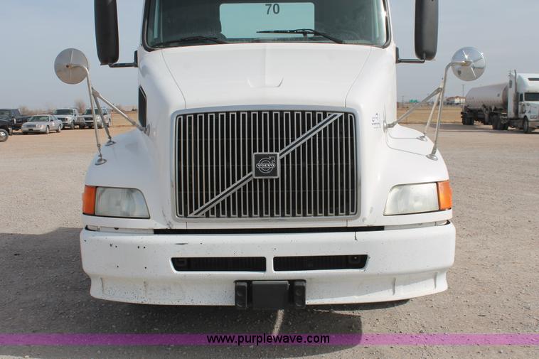 image for item H8318 2003 Volvo VNL semi truck